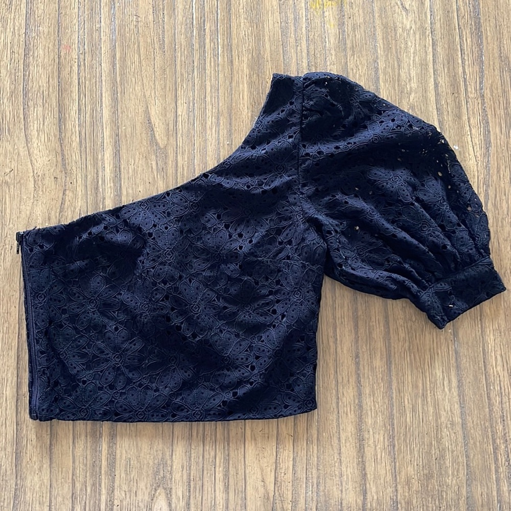 Top shop size 2 floral pattern, eyelet, one shoulder crop top. NWT
